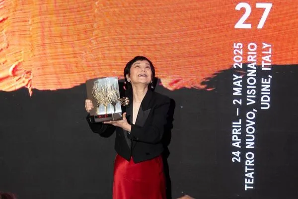 ▲張艾嘉獲頒第27屆義大利烏迪內遠東國際影展最高榮譽「金桑樹終身成就獎」。（圖／烏迪內遠東國際影展提供）