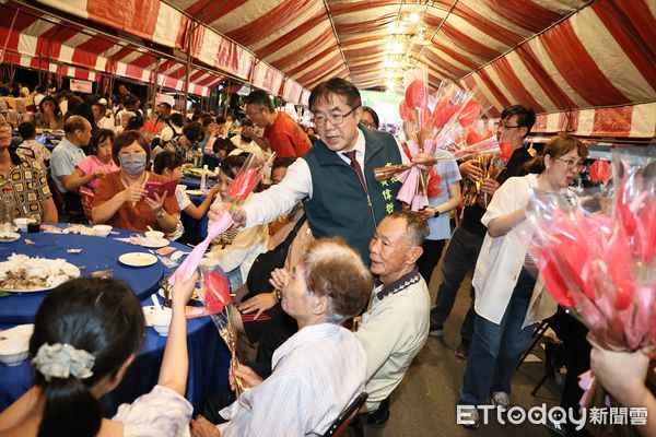▲台南市農業局與龍崎區農會、區公所3日晚間在文衡殿席開160桌舉辦「鳳梨好童子雞饗宴」，讓民眾大快朵頤。（圖／記者林東良翻攝，下同）