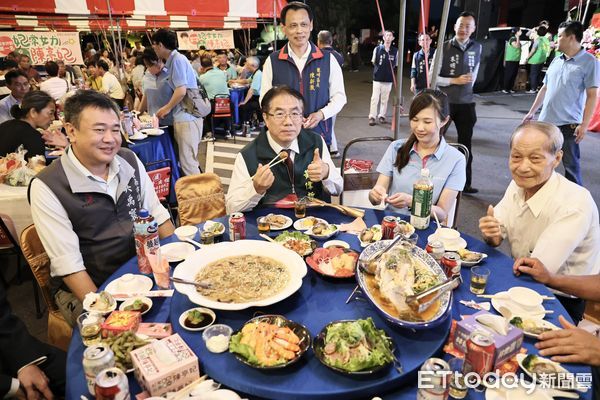 ▲台南市農業局與龍崎區農會、區公所3日晚間在文衡殿席開160桌舉辦「鳳梨好童子雞饗宴」，讓民眾大快朵頤。（圖／記者林東良翻攝，下同）