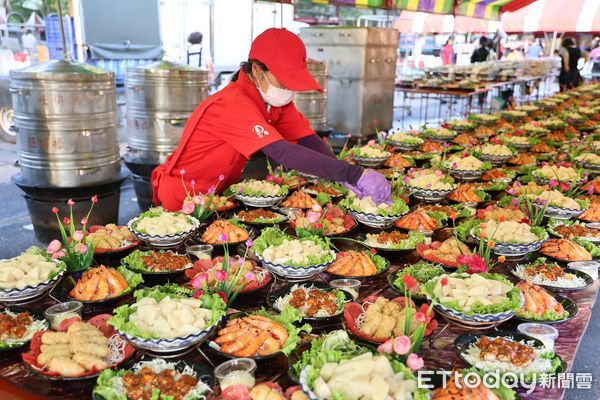 ▲台南市農業局與龍崎區農會、區公所3日晚間在文衡殿席開160桌舉辦「鳳梨好童子雞饗宴」，讓民眾大快朵頤。（圖／記者林東良翻攝，下同）