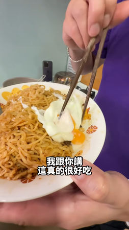 ▲李易分享維力炸醬麵獨門吃法。（圖／翻攝李易Instagram）