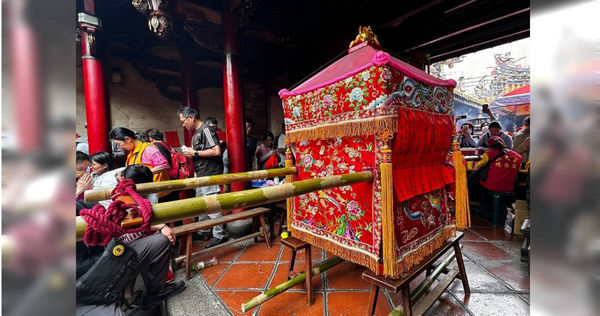 白沙屯拱天宮媽祖粉紅色超跑神轎採用竹製藤編的轎身為主體，搭配以「角仔竹」為轎桿，轎頂粉紅色帆布主要是萬一中途遇到下雨，可以將帆布放下遮雨，保護神轎。 （圖／楊登嵙提供）