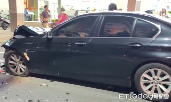▲▼台南BMW與救護車相撞。（圖／記者林東良翻攝）