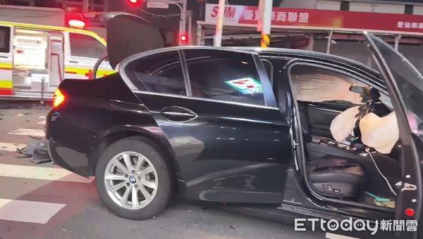 ▲▼台南BMW與救護車相撞。（圖／記者林東良翻攝）