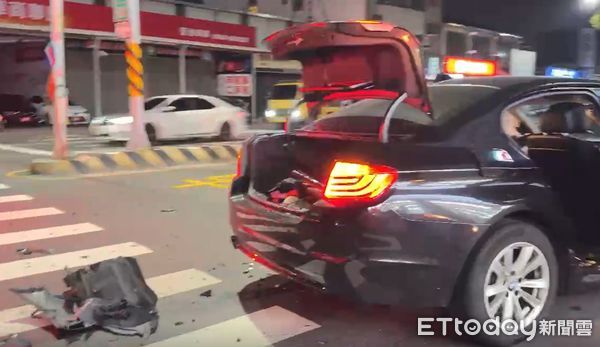 ▲▼台南BMW與救護車相撞。（圖／記者林東良翻攝）