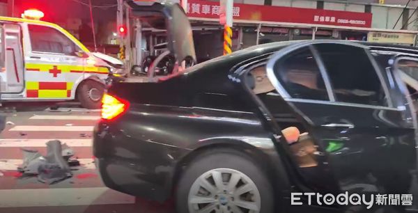 ▲▼台南BMW與救護車相撞。（圖／記者林東良翻攝）