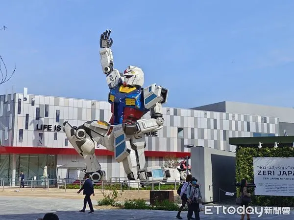 ▲鋼彈館館外展出約17公尺高的動漫主角鋼彈。（圖／記者張佩芬攝）
