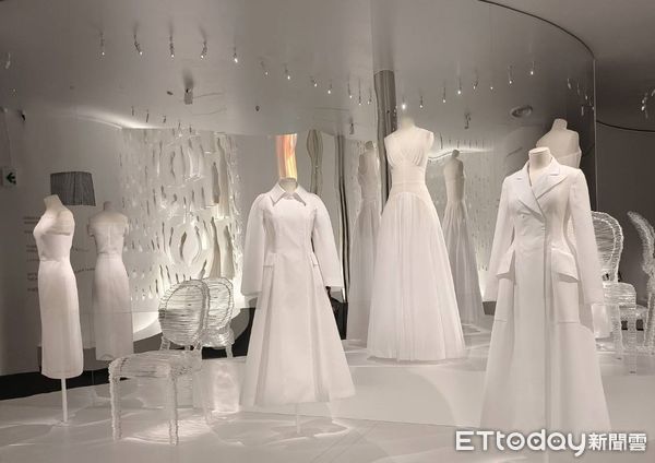 ▲法國館的DIOR展區展出四百件白色禮服與洋裝。(圖／記者張佩芬攝）。