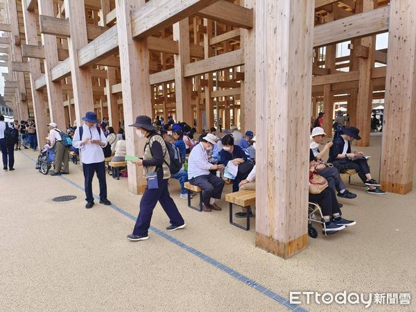 ▲日本民眾帶著壽司、飯糰等，在大屋根環形廊道的長板凳用餐休息。（圖／記者張佩芬攝）