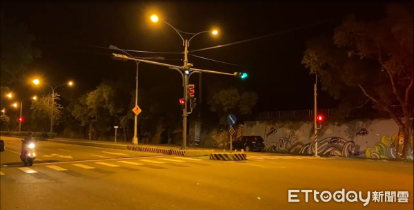 ▲▼吉安鄉吉安鄉台9線(吉豐路三段)與吉豐路三段667巷T字路口雙色溫路燈改善前後。（圖／公路局提供）