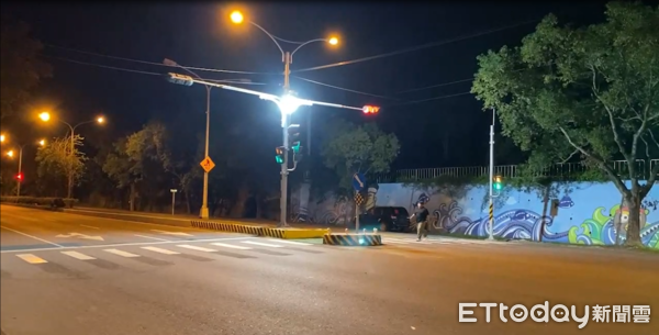 ▲▼吉安鄉吉安鄉台9線(吉豐路三段)與吉豐路三段667巷T字路口雙色溫路燈改善前後。（圖／公路局提供）