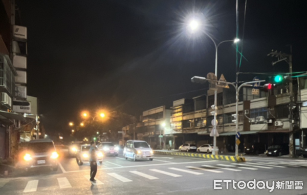 ▲▼彰化縣芬園鄉台14線與德興路和富山街路口雙色溫路燈。（圖／公路局提供）