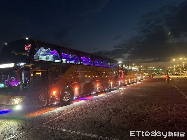 ▲▼交通部及公路局協調客運開出直達接駁車疏運進香民眾。（圖／交通部提供）