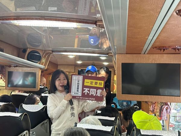 ▲▼國民黨立委李彥秀勤跑地方，上遊覽車「送車」宣傳反罷免，但遭到鄉親嗆聲。（圖／吳欣岱提供）