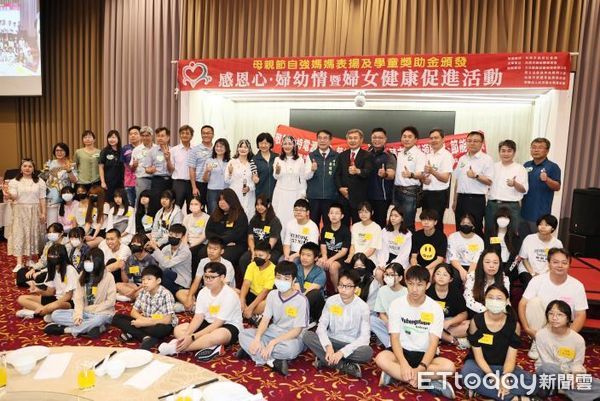 ▲台南市長黃偉哲出席婦幼關懷協會公益活動，與現場學子和母親合唱〈牽你的手〉傳遞祝福。（記者林東良翻攝，下同）