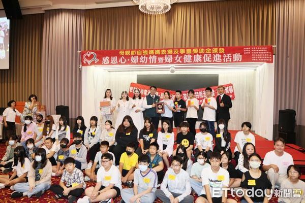 ▲台南市長黃偉哲出席婦幼關懷協會公益活動，與現場學子和母親合唱〈牽你的手〉傳遞祝福。（記者林東良翻攝，下同）