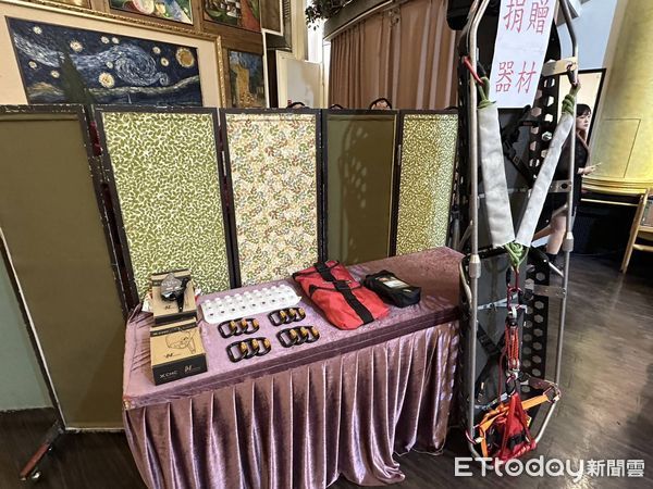▲台南市消防局第七大隊，舉行「子正能源科技股份有限公司捐贈救災繩索」儀式，由副局長楊宗霖代表受贈，並回贈感謝狀表達敬意。（圖／記者林東良翻攝，下同）