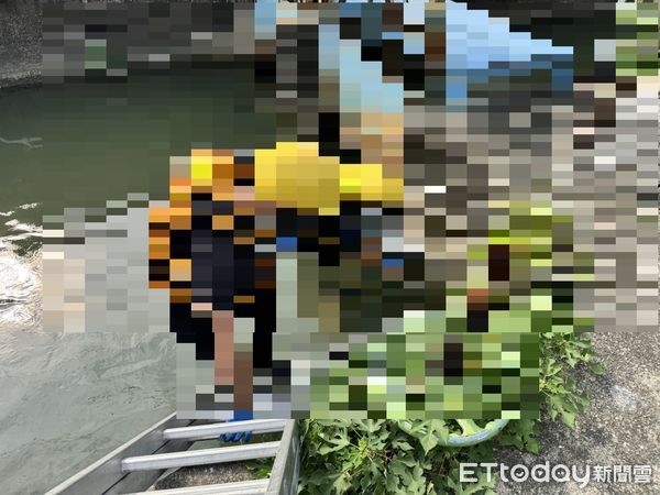 ▲浮屍打撈。（圖／記者游瓊華翻攝）