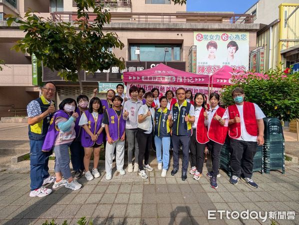 ▲立委陳亭妃、市議員陳怡珍與惜福慈善協會共同發送民生物資，提前為弱勢家庭送上母親節祝福。（記者林東良翻攝，下同）
