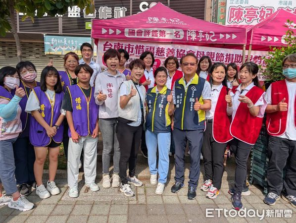 ▲立委陳亭妃、市議員陳怡珍與惜福慈善協會共同發送民生物資，提前為弱勢家庭送上母親節祝福。（記者林東良翻攝，下同）