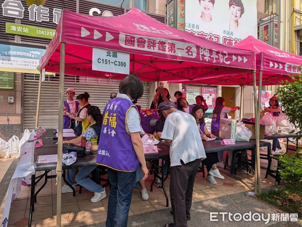 ▲立委陳亭妃、市議員陳怡珍與惜福慈善協會共同發送民生物資，提前為弱勢家庭送上母親節祝福。（記者林東良翻攝，下同）