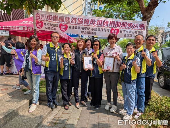 ▲立委陳亭妃、市議員陳怡珍與惜福慈善協會共同發送民生物資，提前為弱勢家庭送上母親節祝福。（記者林東良翻攝，下同）