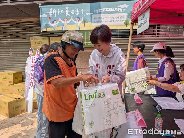 ▲立委陳亭妃、市議員陳怡珍與惜福慈善協會共同發送民生物資，提前為弱勢家庭送上母親節祝福。（記者林東良翻攝，下同）