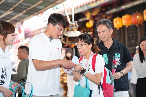 ▲▼民眾黨主席黃國昌參加母親節感謝活動，到三蘆發放康乃馨。（圖／民眾黨提供）