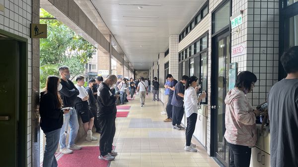 ▲▼台電招考，考生等待入場的同時，也把握時間做最後衝刺。（圖／台電提供）