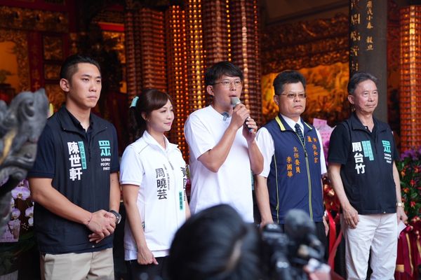 ▲▼民眾黨主席黃國昌參加母親節感謝活動，到三蘆發放康乃馨。（圖／民眾黨提供）