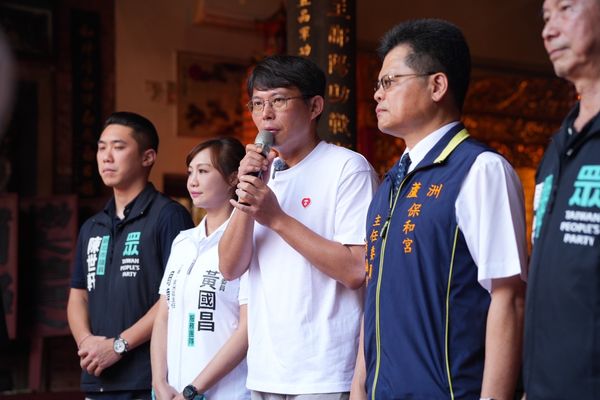 ▲▼民眾黨主席黃國昌參加母親節感謝活動，到三蘆發放康乃馨。（圖／民眾黨提供）