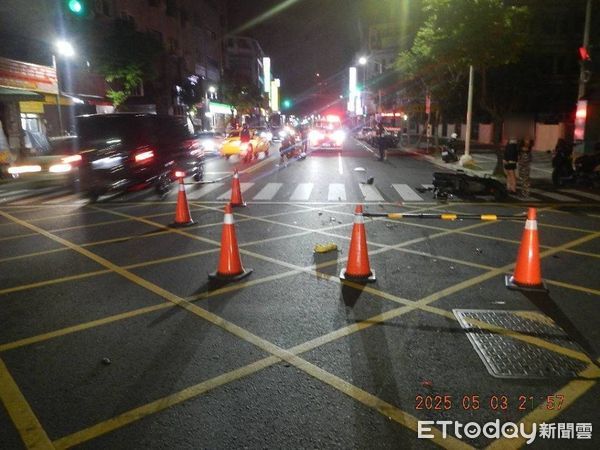 ▲▼高雄母女騎機車雙載！左轉狠撞「曼巴蛇王」　3人倒地送醫救治。（圖／記者賴文萱翻攝）