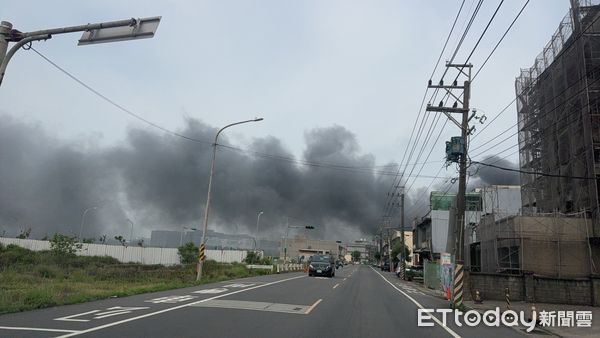▲▼桃園市蘆竹區工廠大火。（圖／記者楊熾興翻攝）
