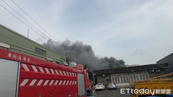 ▲▼桃園市蘆竹區工廠大火。（圖／記者楊熾興翻攝）