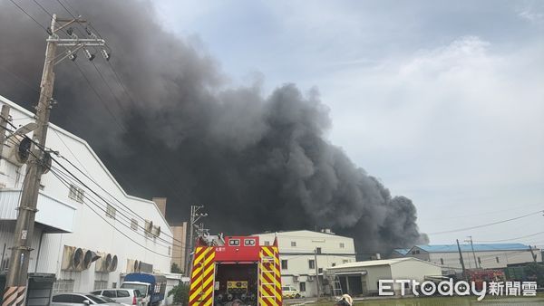 ▲▼桃園市蘆竹區工廠大火。（圖／記者楊熾興翻攝）