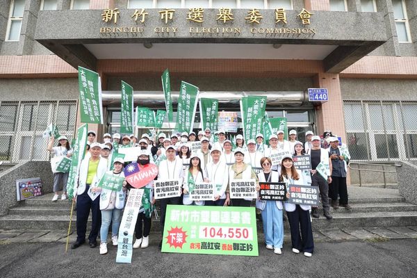 ▲▼「新竹市雙罷免」4日送件到新竹市選委會。根據罷免團體所公布的送件數，罷免國民黨立委鄭正鈐有5萬3131份，而涉貪遭到停職的新竹市長高虹安，罷免連署有5萬1419份。（圖／林志潔提供）