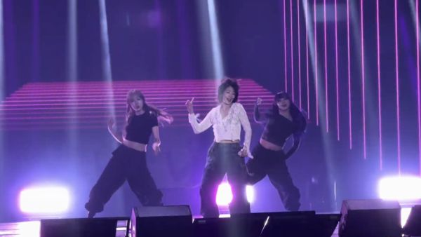 ▲▼朴信惠台灣辣跳〈like JENNIE〉平坦纖腰全露　粉絲驚呆：不敢相信她當媽了。（圖／讀者提供）