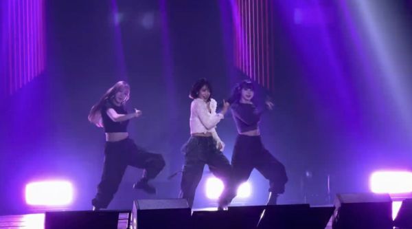 ▲▼朴信惠台灣辣跳〈like JENNIE〉平坦纖腰全露　粉絲驚呆：不敢相信她當媽了。（圖／讀者提供）