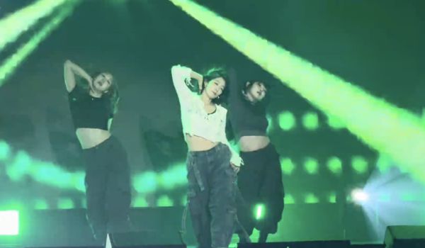 ▲▼朴信惠帶來〈like JENNIE〉平坦纖腰全露　粉絲驚呆：不敢相信她當媽了。（圖／讀者提供）