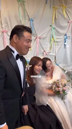 ▲▼ 金宇彬、韓志旼現身《藍調》唐氏症畫家鄭恩惠婚禮　寵溺望向她互動超暖。（圖／翻攝自鄭恩惠IG）