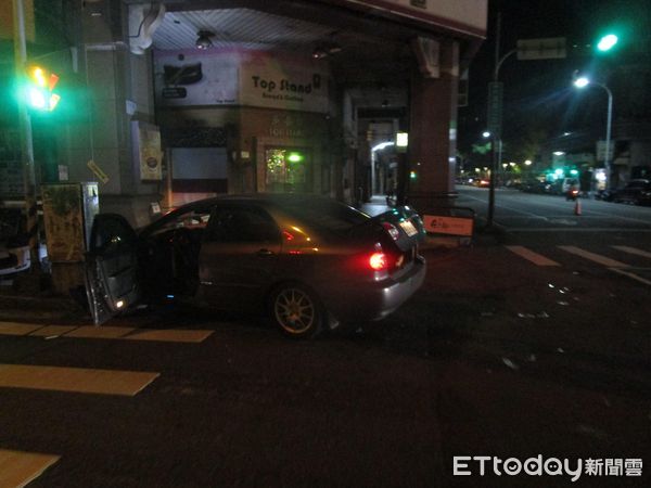 ▲▼             台中男子酒駕上路又闖紅燈，噢另輛轎車發生碰撞。（圖／記者游瓊華翻攝，下同）