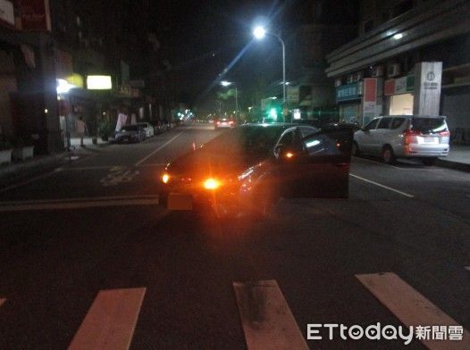 ▲▼             台中男子酒駕上路又闖紅燈，噢另輛轎車發生碰撞。（圖／記者游瓊華翻攝，下同）