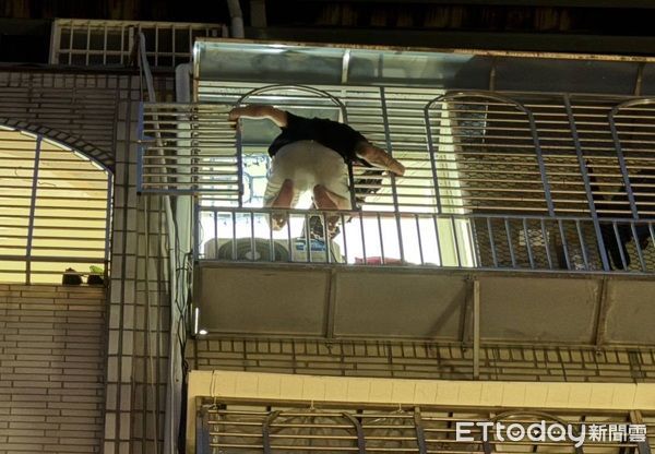 ▲18歲黃姓男子醉後失態在5樓高的鐵窗逃生門，作勢欲跳樓。（圖／桃園警分局提供）