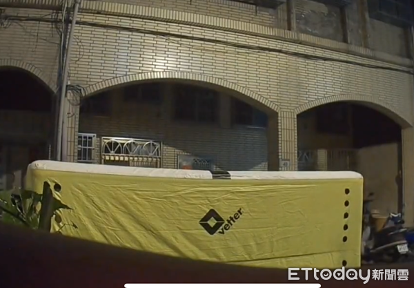 ▲▼警消舖了救生墊以防萬一，並果斷的衝入屋內將其制伏。（圖／桃園警分局提供）