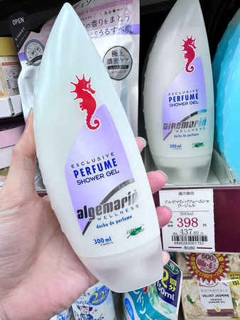 一名台灣網友近日赴日本旅遊時，在當地超市驚見一款勾起童年回憶的經典沐浴乳「海馬世家」。（圖／翻攝臉書社團「日本超市超商挖寶」）