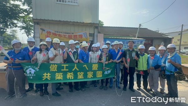 ▲台南市修繕志工於柳營區協助重建老屋牆面與樓地板，展現團隊默契與熱忱。（記者林東良翻攝，下同）