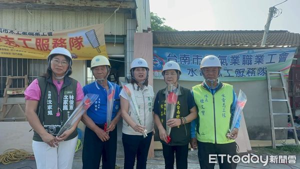 ▲台南市修繕志工於柳營區協助重建老屋牆面與樓地板，展現團隊默契與熱忱。（記者林東良翻攝，下同）