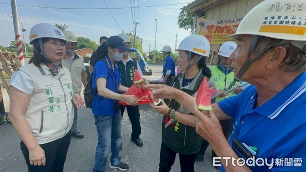▲台南市修繕志工於柳營區協助重建老屋牆面與樓地板，展現團隊默契與熱忱。（記者林東良翻攝，下同）