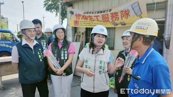 ▲台南市修繕志工於柳營區協助重建老屋牆面與樓地板，展現團隊默契與熱忱。（記者林東良翻攝，下同）