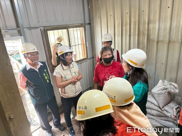 ▲台南市修繕志工於柳營區協助重建老屋牆面與樓地板，展現團隊默契與熱忱。（記者林東良翻攝，下同）